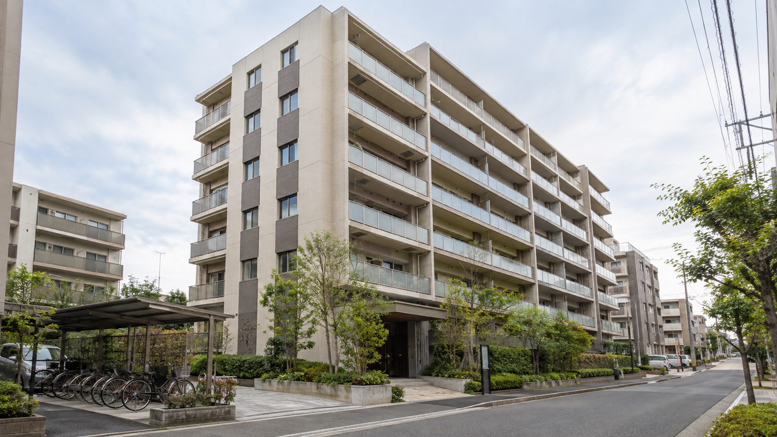 愛知県の住宅街に建つ中層マンションの外観
