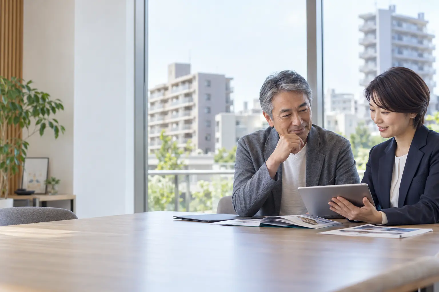 収益物件の売却計画を相談するオーナーと担当者