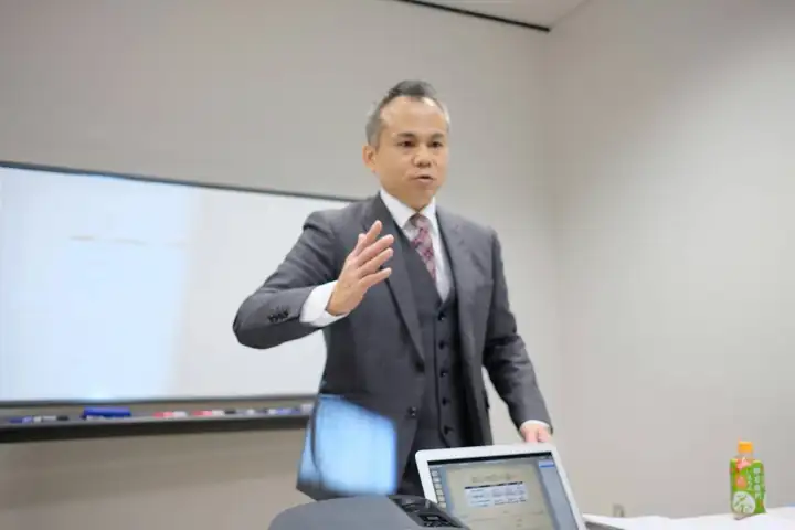 不動産売却セミナーで説明する代表取締役 近藤善伸