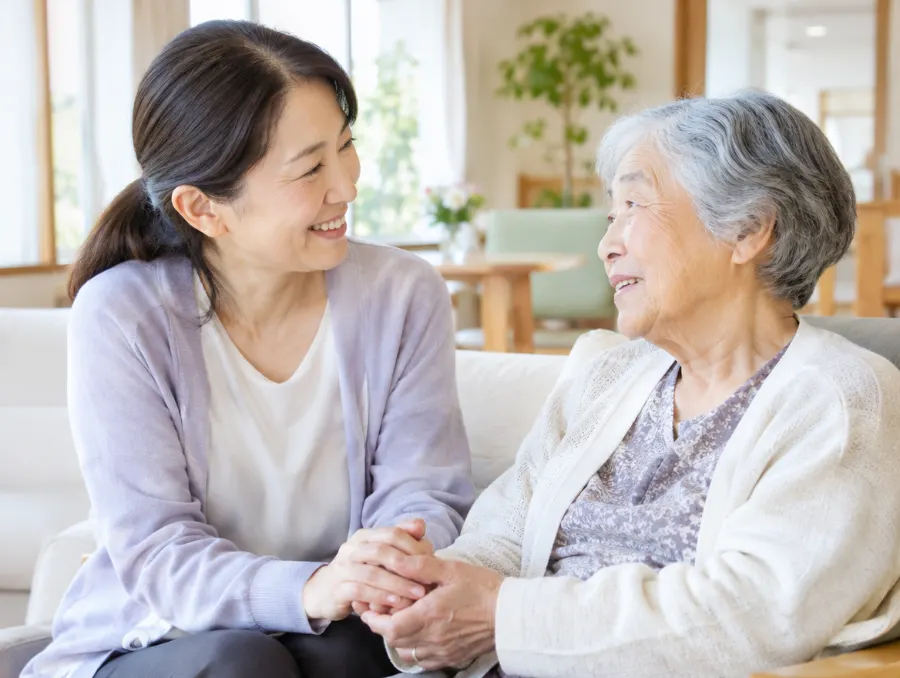 施設に入る母と娘（イメージ）